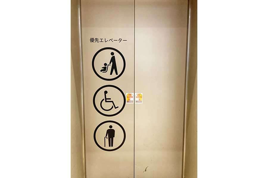 ベビーカーがエレベーターを待っていたら健常者は降りるべき？開ボタン押し続ける母親の行動が賛否両論