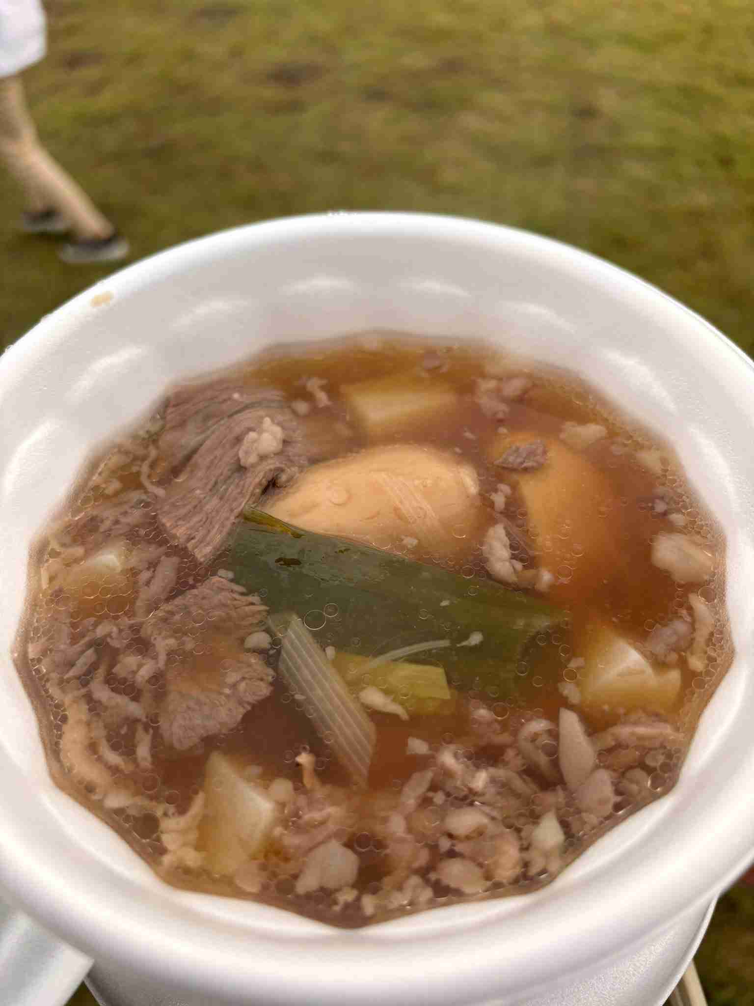雷雨の中「工事現場みたいな」芋煮会、３万食を完売…雨よけの蓋をクレーンでつるしショベルカーで混ぜる
