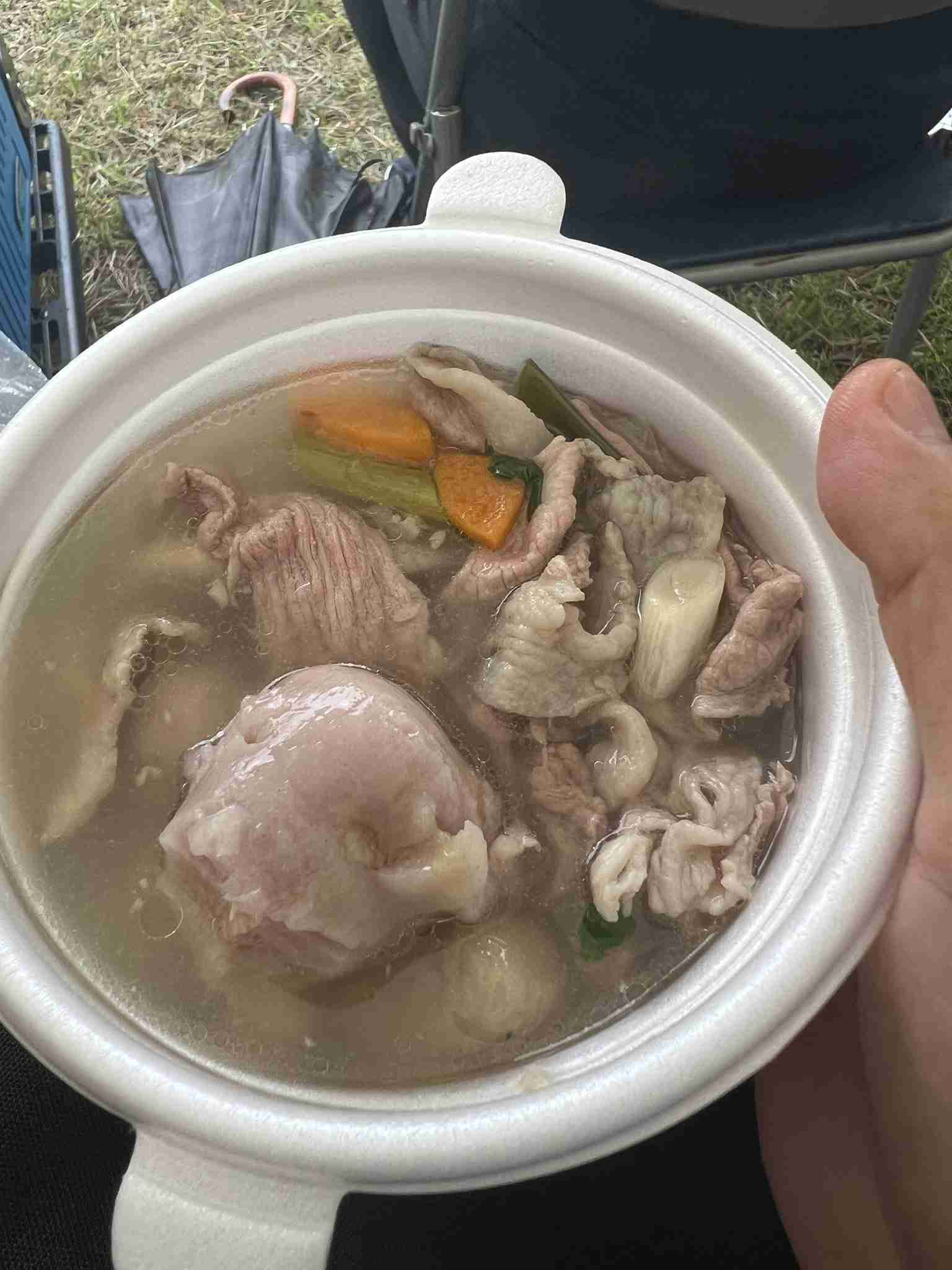 雷雨の中「工事現場みたいな」芋煮会、３万食を完売…雨よけの蓋をクレーンでつるしショベルカーで混ぜる