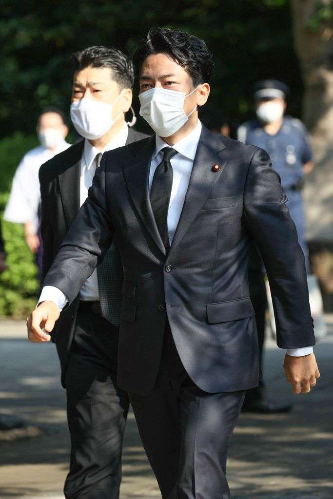 安倍首相、靖国神社に玉串料　小泉環境相ら閣僚が4年ぶり参拝