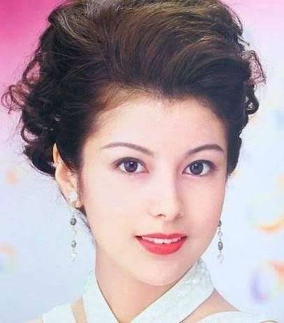 斉藤由貴「なぜか干されない」60代医師との“不倫続行”報道も…「普通にテレビに出てる」ワケ