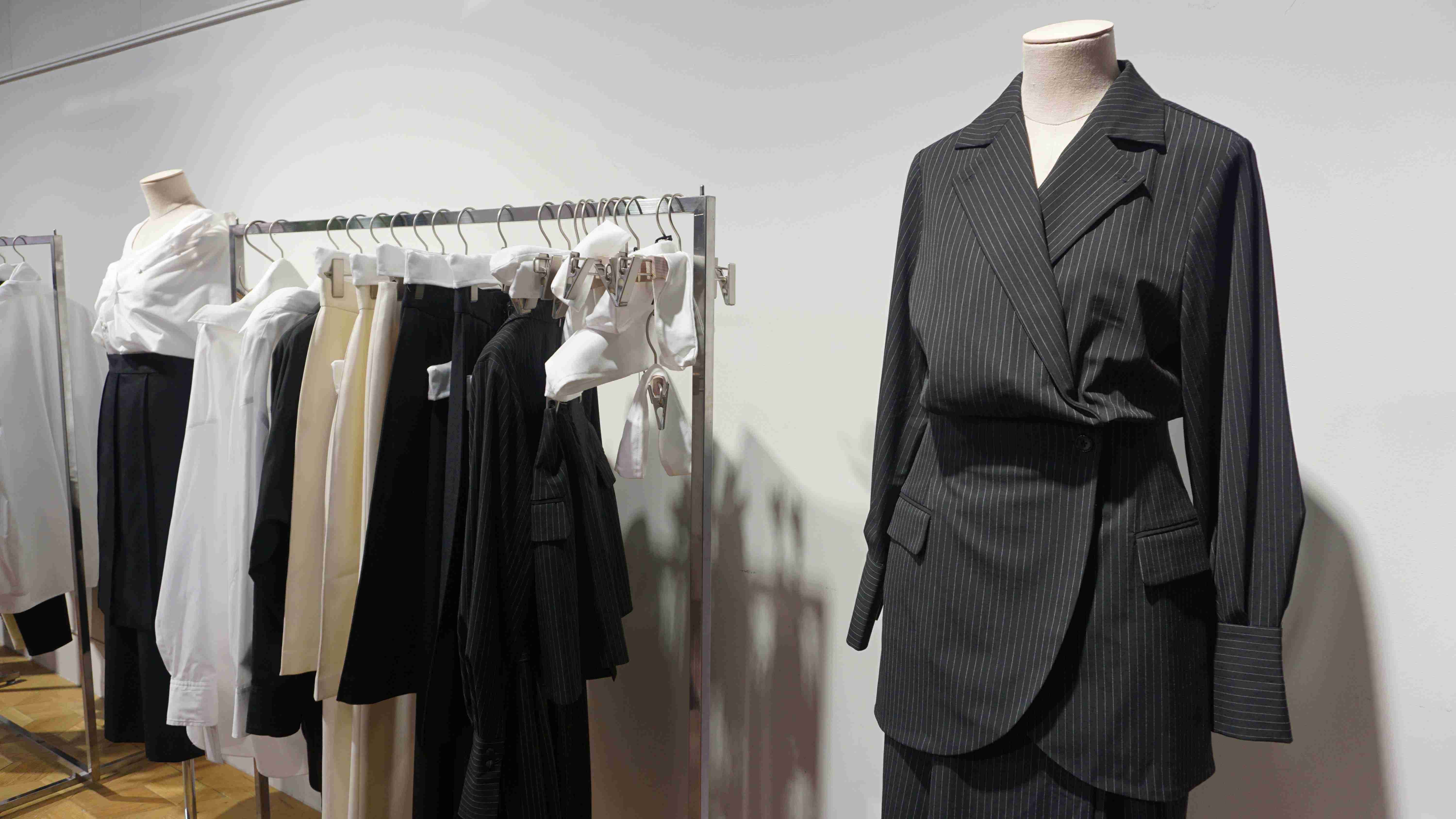 スーツの青山、らしくない「モード服」に本気の理由、外部人材を起用した新ブランドでイメージ刷新