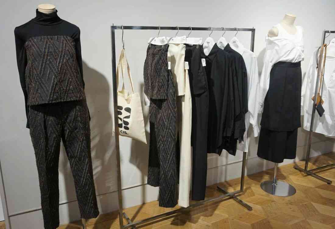 スーツの青山、らしくない「モード服」に本気の理由、外部人材を起用した新ブランドでイメージ刷新