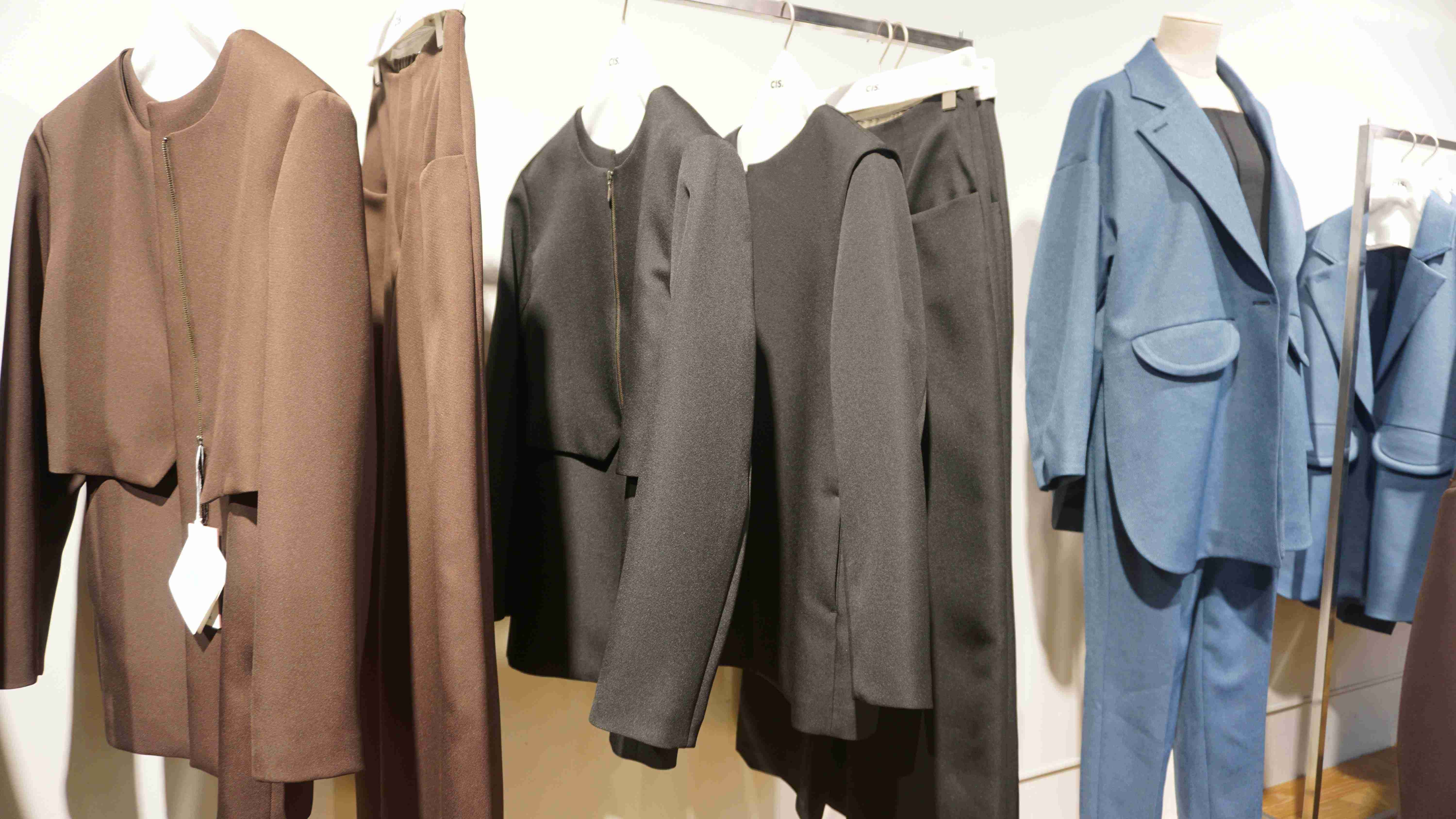 スーツの青山、らしくない「モード服」に本気の理由、外部人材を起用した新ブランドでイメージ刷新