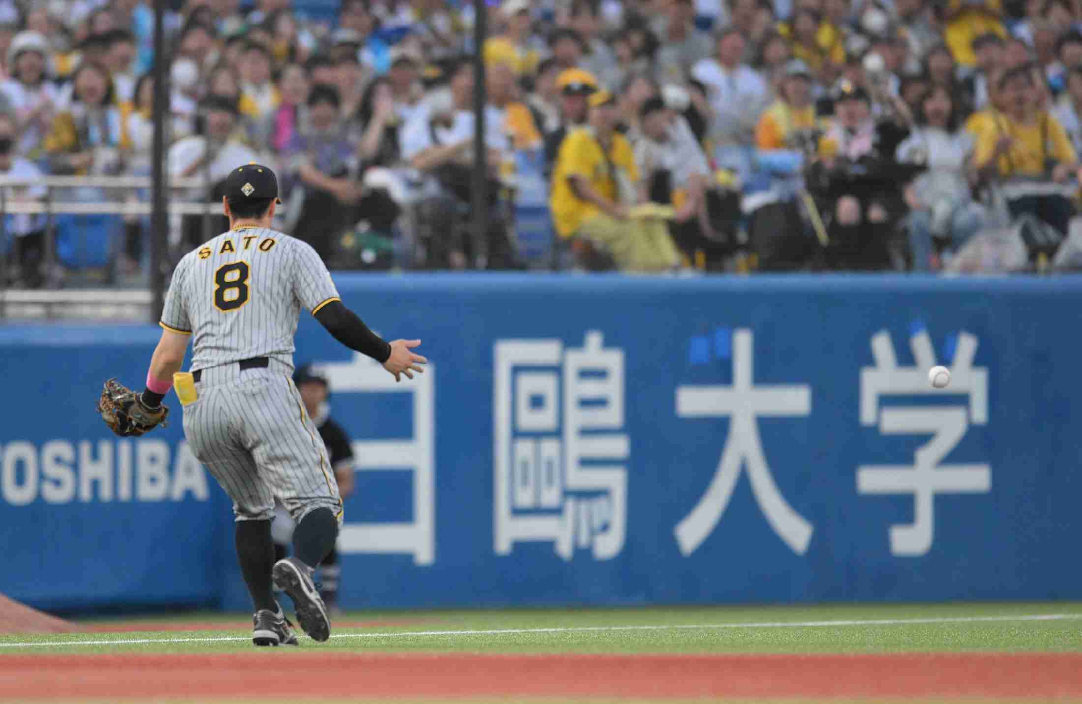 阪神・佐藤輝がまさかの落球で２３失策目…ピンチ招き西勇は３ラン被弾　取り損ねて頭に当たる珍プレーに解説絶句「グラブに穴空いてないですよね？」（デイリースポーツ） - Yahoo!ニュース