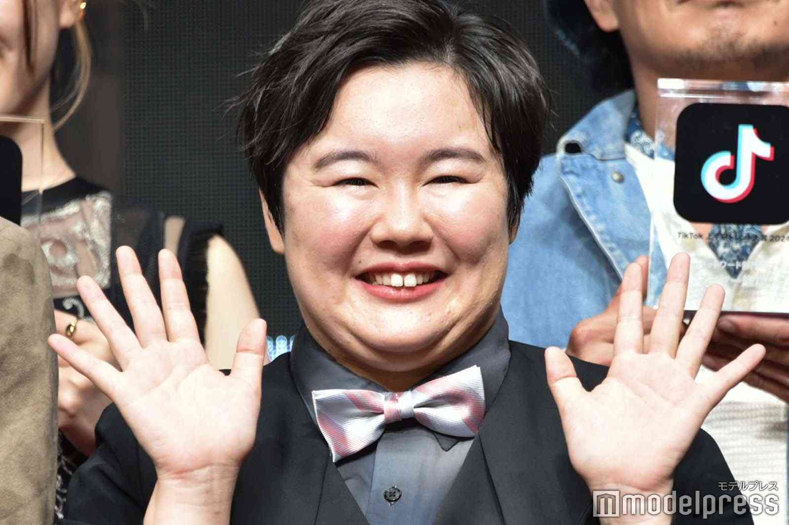 やす子、金髪＆メイクで雰囲気ガラリ「別人みたい」「お似合い」の声 - モデルプレス