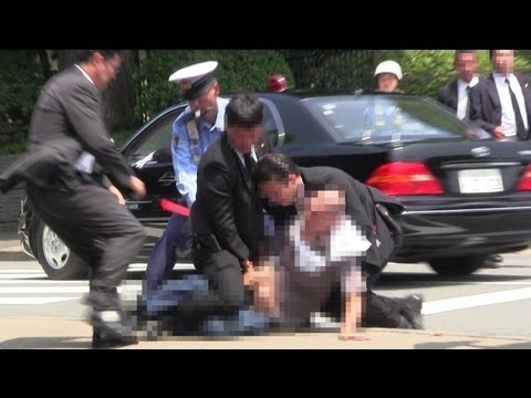 独占スクープ!!安倍晋三総理車列に男突入!!即警視庁SPに取り押さえられる!!終戦の日 2013.8.15