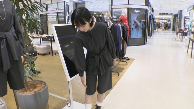 新しい秋のファッション『素材は涼しく 色は秋カラー』ロングブーツと合わせてショートパンツも抵抗感なく