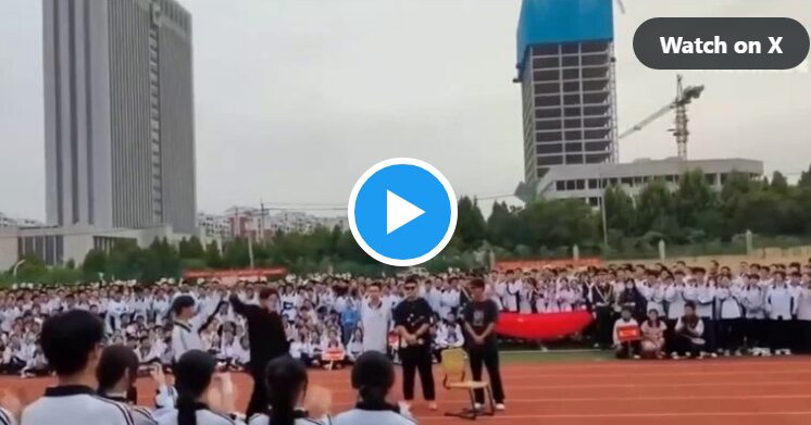 中国・山東省の高校で「安倍晋三銃撃事件」を模した暗殺パフォーマンスを披露する生徒らの寸劇動画がSNSで話題に　爆笑と歓声に包まれる…　横断幕に「処理水排出」への批判らしき文字