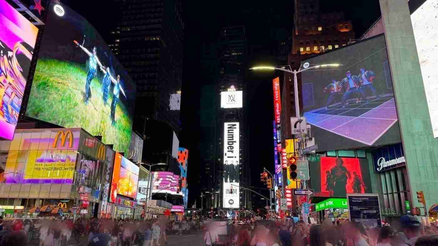 Number_i、初フルアルバム『No.I』発売を記念してNY・タイムズスクエアの巨大サイネージ広告に出現（THE FIRST TIMES） - Yahoo!ニュース