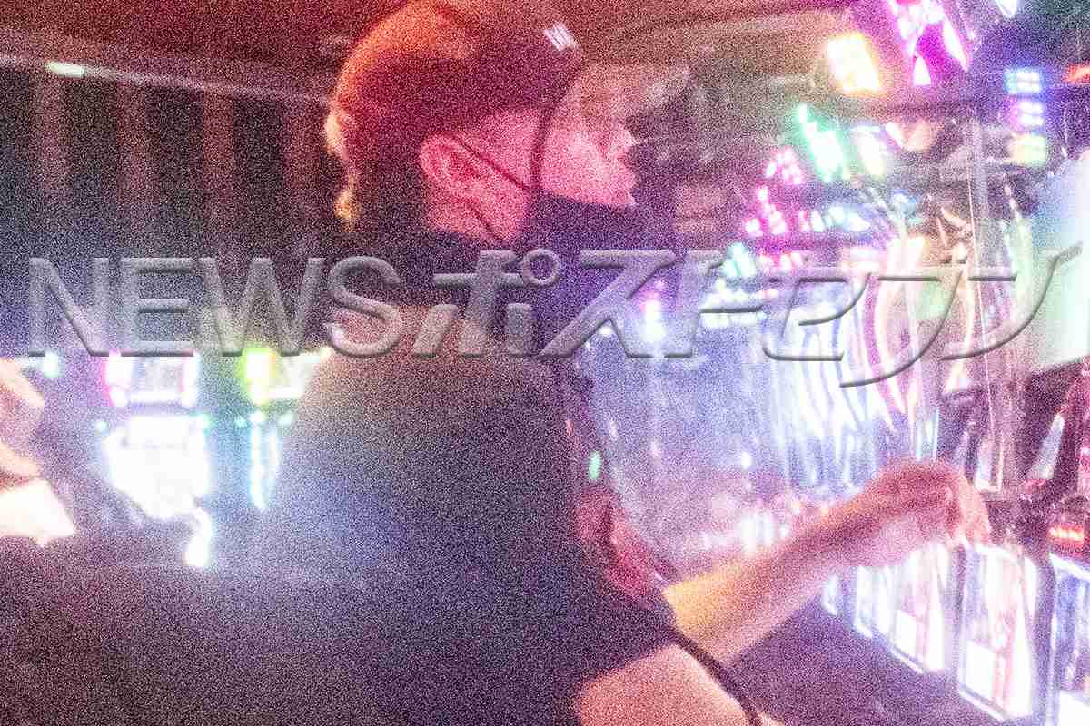 《直撃》IZAM、税金滞納で自宅差押え中に……仕事を終えて2時間「パチスロ」その意外な理由｜NEWSポストセブン - Part 4