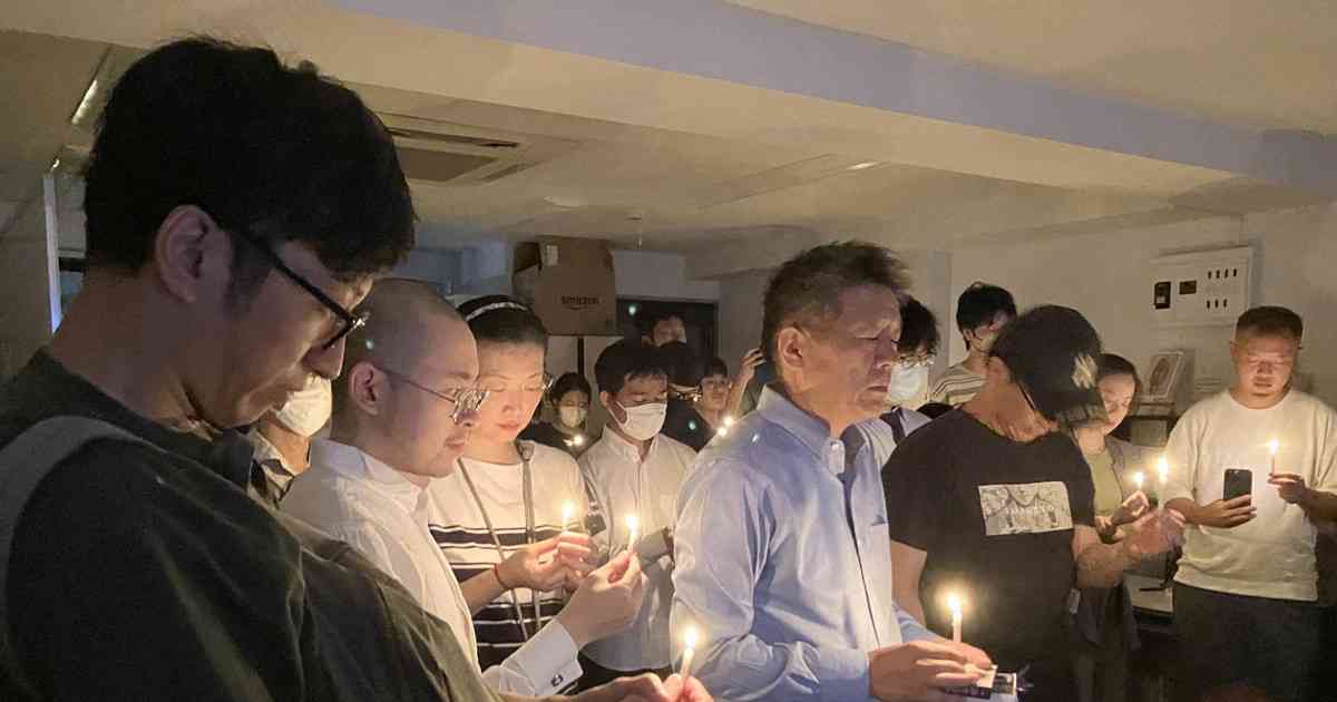深圳の死亡男児を追悼　在日中国人ら、新宿で　ろうそく手に黙とう | 毎日新聞