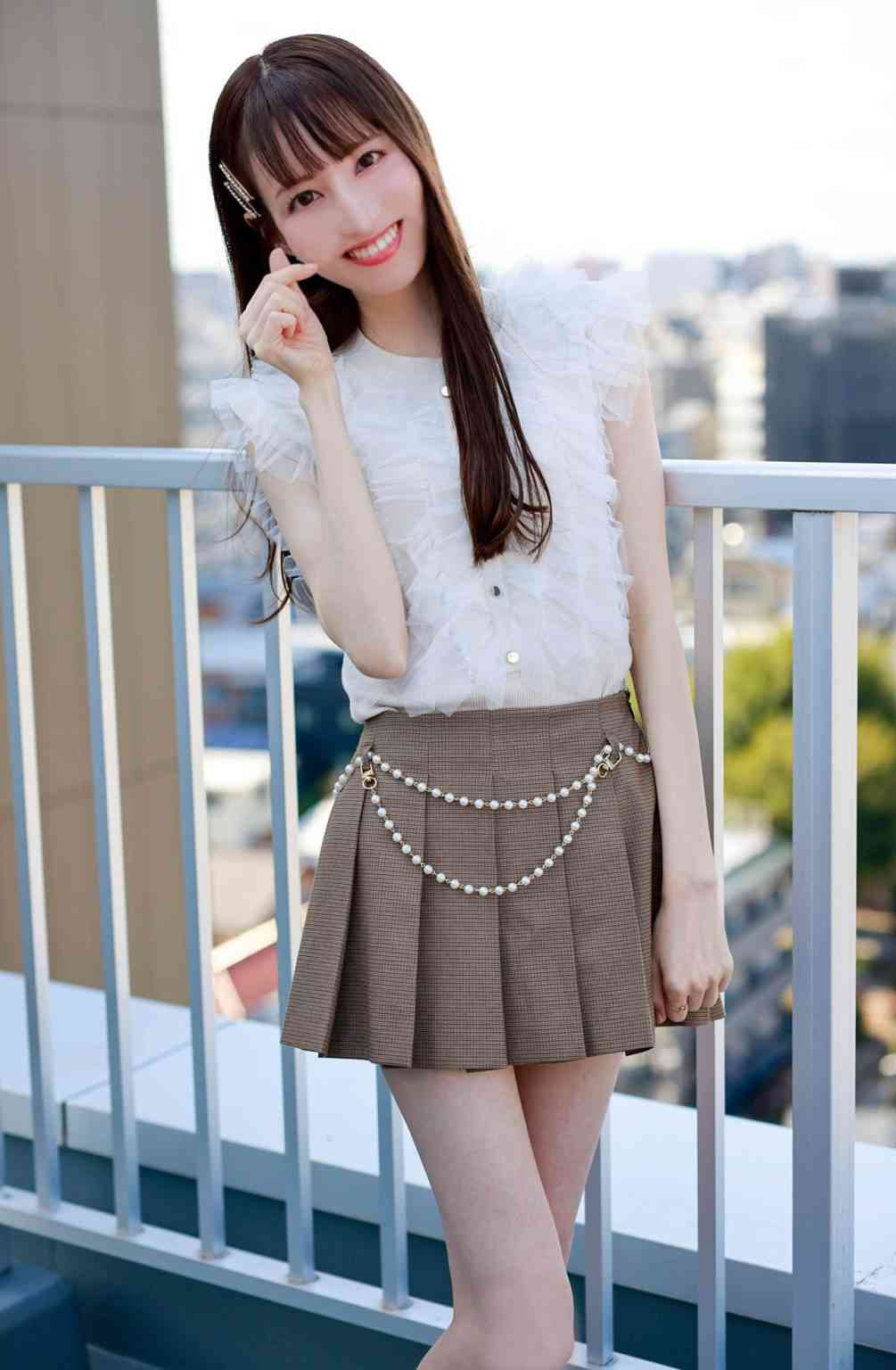 「人気アイドルグループ」の元メンバーがセクシー女優に。アイドル時代と同じ“本名”で活動するワケ