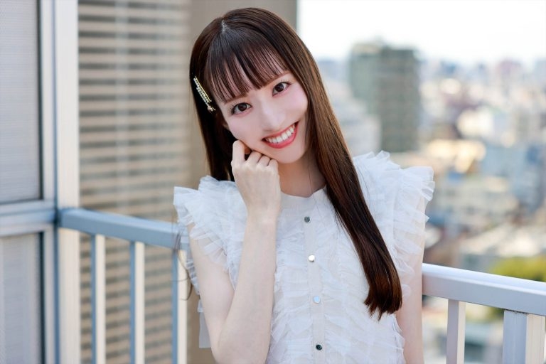「人気アイドルグループ」の元メンバーがセクシー女優に。アイドル時代と同じ“本名”で活動するワケ
