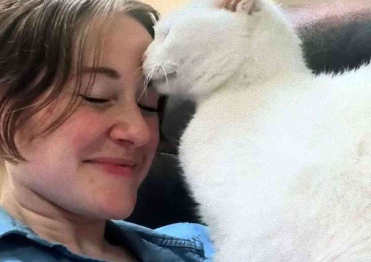 猫生の最後に幸せな思い出をと20歳の猫を引き取った女性、猫から愛情と感謝を受け取る – カラパイア