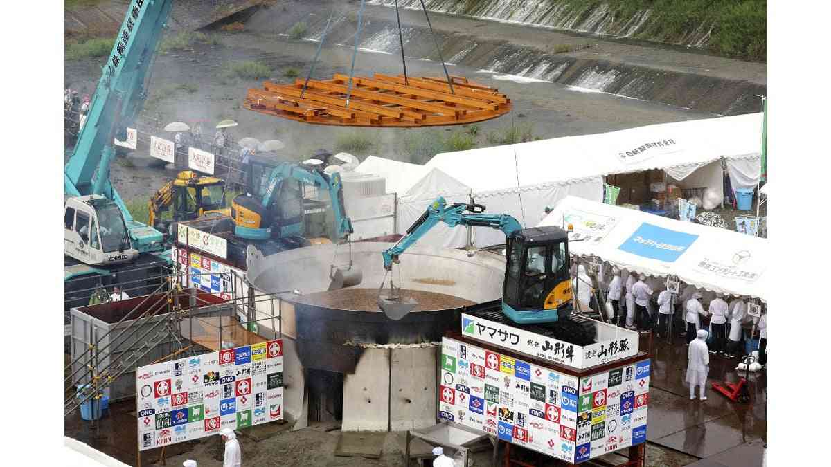 雷雨の中「工事現場みたいな」芋煮会、３万食を完売…雨よけの蓋をクレーンでつるしショベルカーで混ぜる : 読売新聞