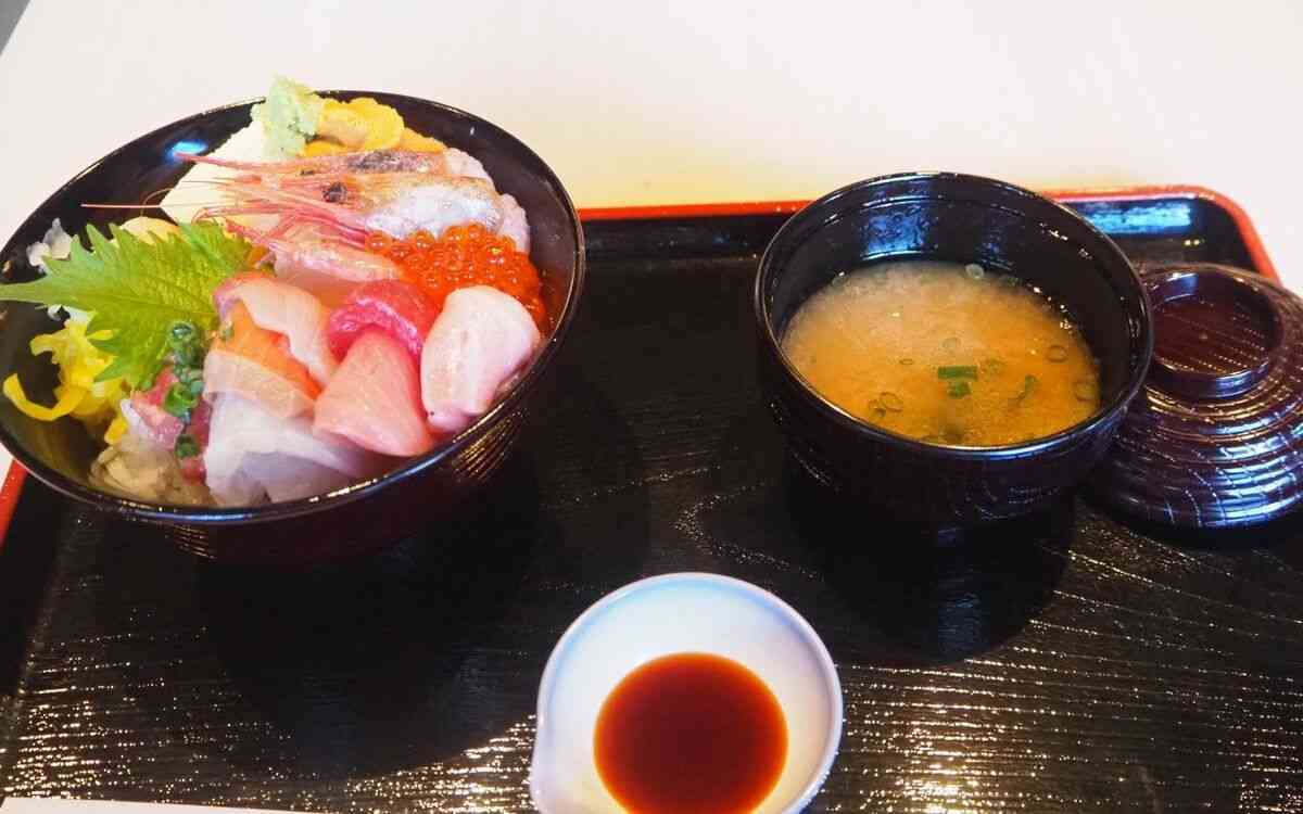 ラーメン御膳が2600円、焼いたタラバガニの脚は1本6000円…外国人観光客向けの「インバウン丼」の実情を実食ルポ！ | 文春オンライン