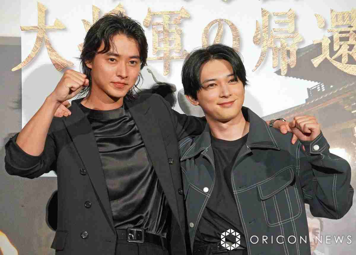 山崎賢人＆吉沢亮、肩組みで大歓声　『キングダム』からの絆は「新とエイ政のよう」  | ORICON NEWS