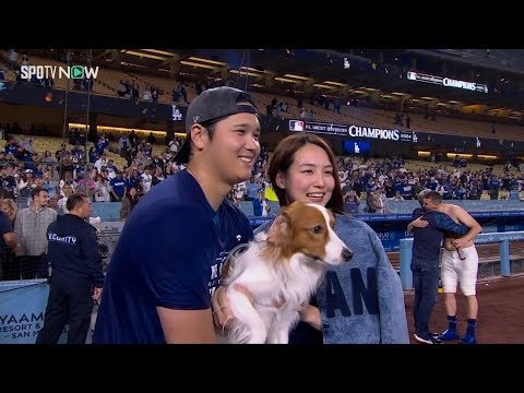 【ドジャース・大谷翔平 優勝記念の家族ショット撮影！】真美子夫人＆デコピンと一家3人そろって記念撮影を行う！