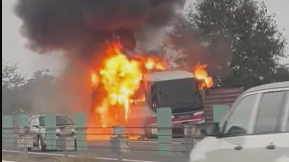 道央自動車道で、札幌⇒新千歳空港の高速バスが炎上…乗客と乗員13人は避難してけがなし、恵庭IC⇔北広島ICが通行止め　走行中にエンジンから出火