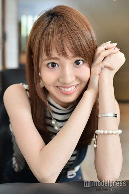 「人気アイドルグループ」の元メンバーがセクシー女優に。アイドル時代と同じ“本名”で活動するワケ