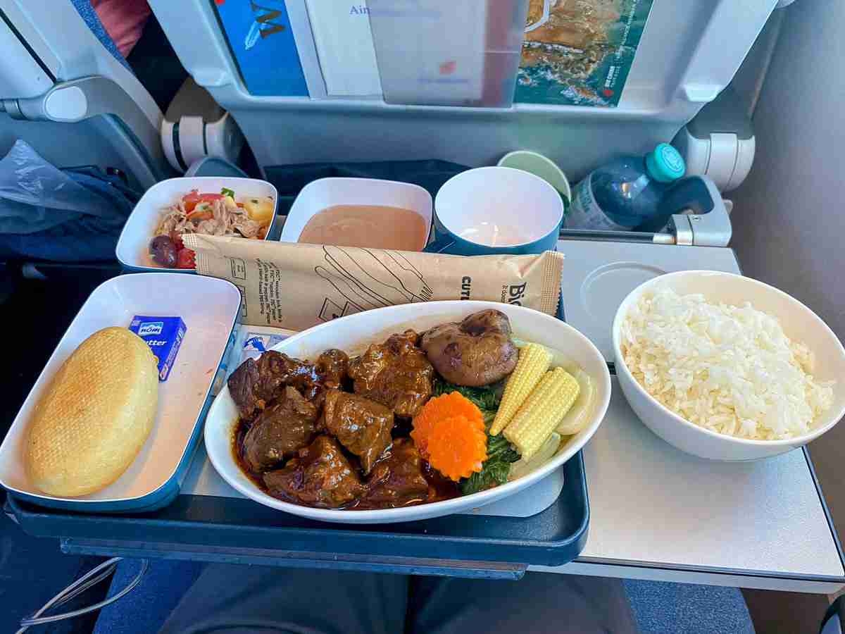 飛行機の『最後尾』に座った男性、CAから渡された機内食が…「こんな事あるんですね」「予測不能すぎる」