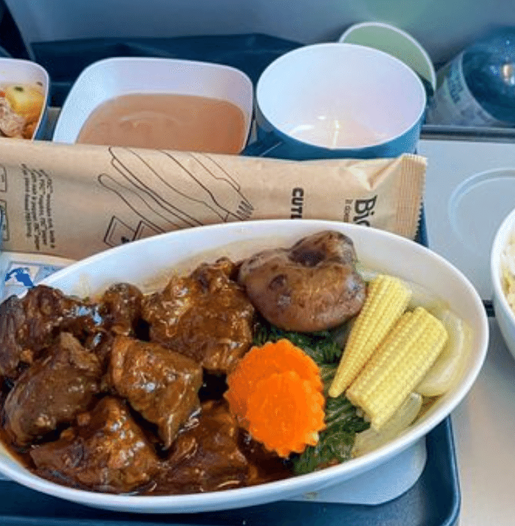 飛行機の『最後尾』に座った男性「うわ！なんで！？」CAから渡された機内食が“衝撃の姿”に！？白米の写真に「こんな事あるんですね」「予測不能すぎる」 | TRILL【トリル】