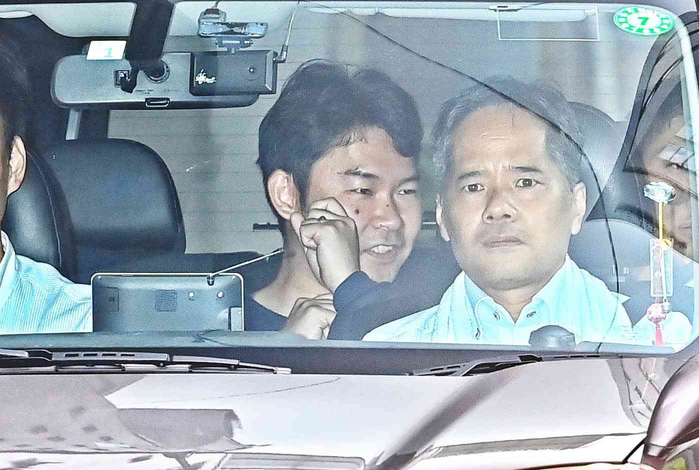 警察車両で笑っているようにも…34歳男「朝の満員電車で女子高生へ体液付着か」逮捕直後の驚愕行動