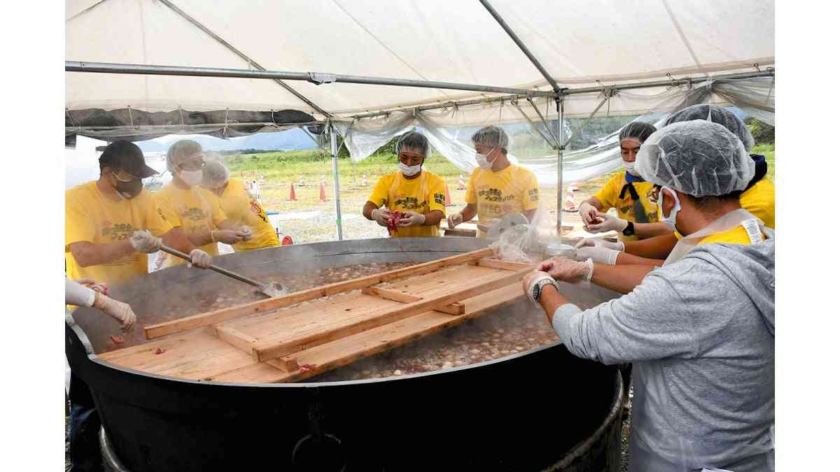 「日本一の芋煮会」、今年はドライブスルーで…時間指定し４０００食分配る : 読売新聞