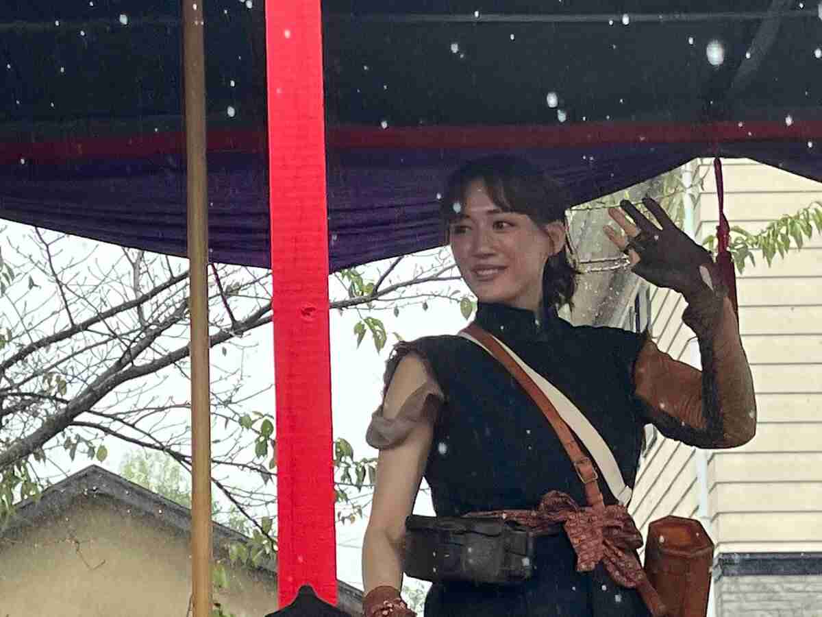 「雨が降っているけどさすけねぇか？」綾瀬はるかさん会津弁であいさつ　22日の藩公行列は予定通り実施　会津まつり　福島 | TBS NEWS DIG
