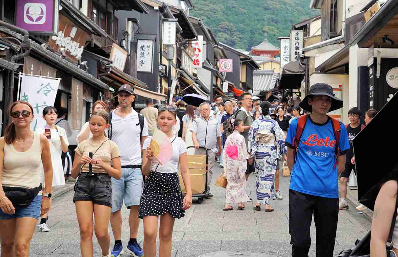 京都市の外国人観光客、大幅増でも「一極集中」 最多の訪問先はあのお寺、混雑解消へ「脱定番」なるか | ガールズちゃんねる - Girls ...