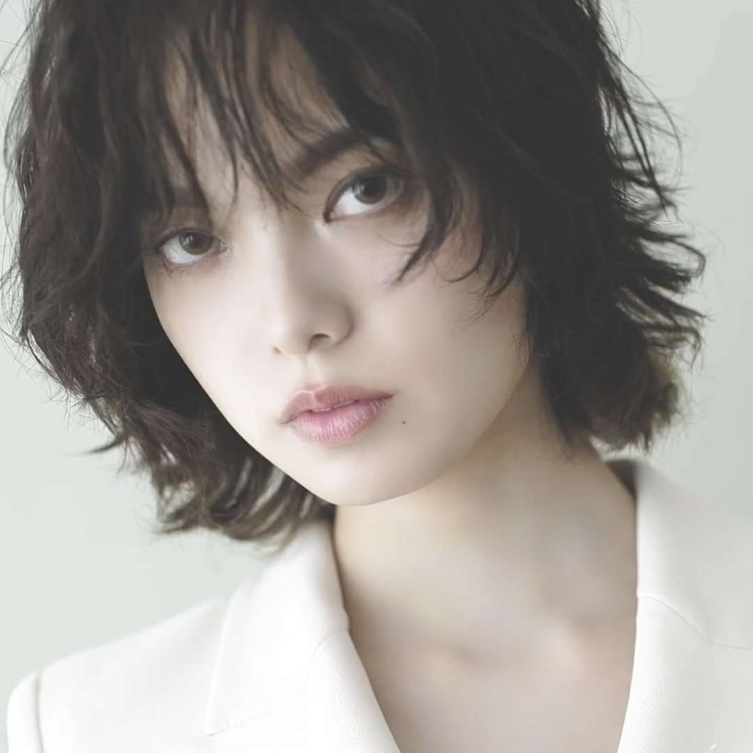 平手友梨奈 新YouTubeチャンネル開設 ミニ丈スーツでキレッキレ＆美肌美脚にファン歓喜 | ガールズちゃんねる - Girls Channel