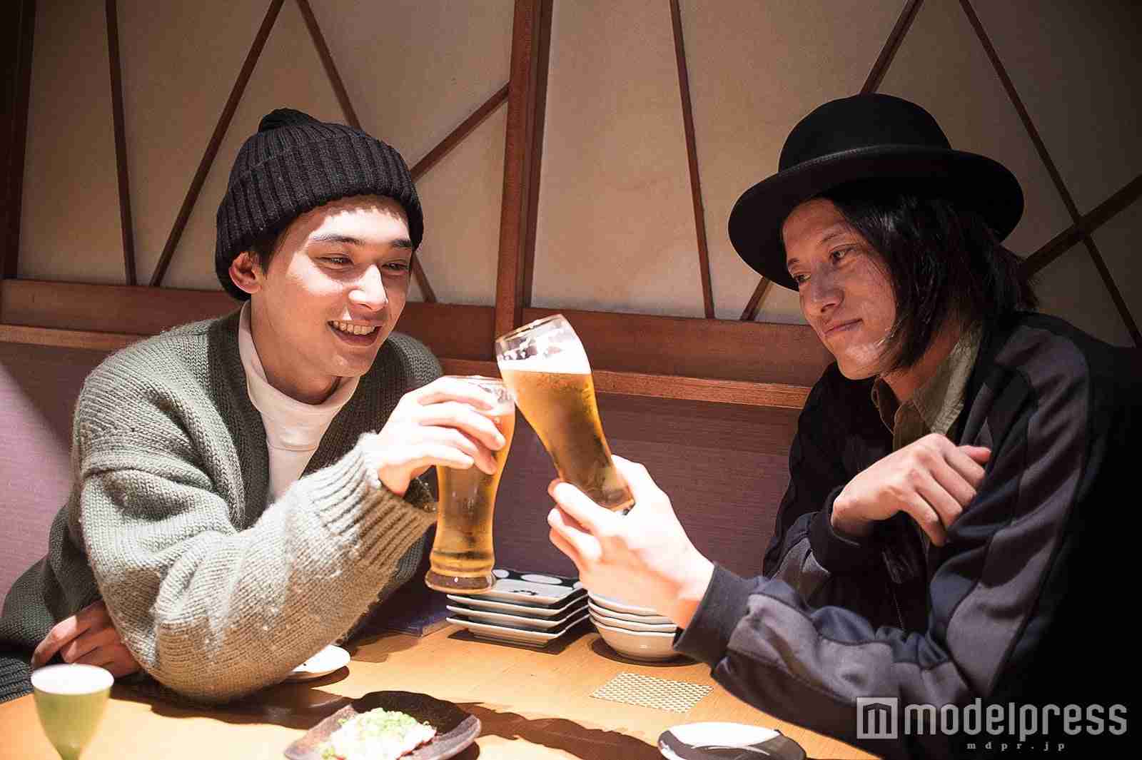 ＜吉沢亮×LEGO BIG MORLタナカヒロキ居酒屋対談／後編＞演技と音楽…“平熱の美学”で通じ合う 早くも次回コラボを約束！？ - モデルプレス