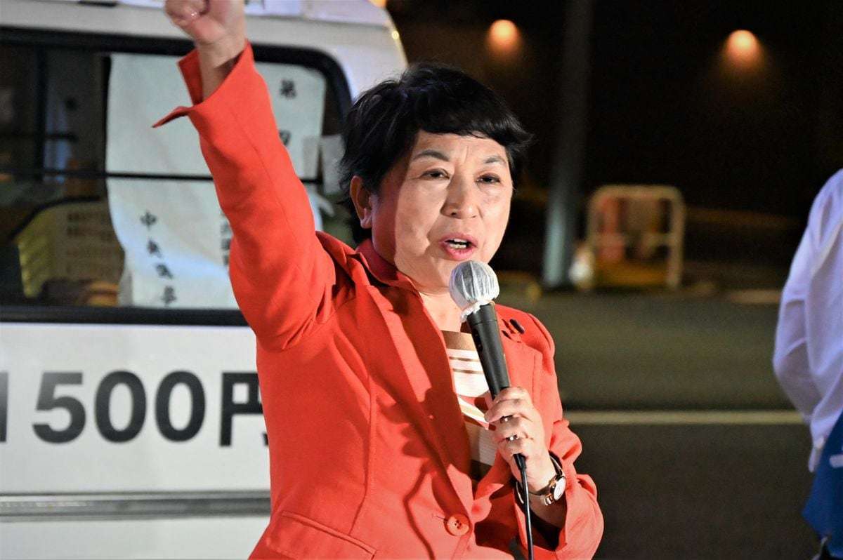 福島瑞穂氏「どっこい、どっこい社民党♪」「私に翼を」　火炎瓶襲撃は「テロあり得ない」