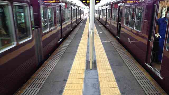 阪急中津駅のホームがすごい（せまい） :: デイリーポータルZ
