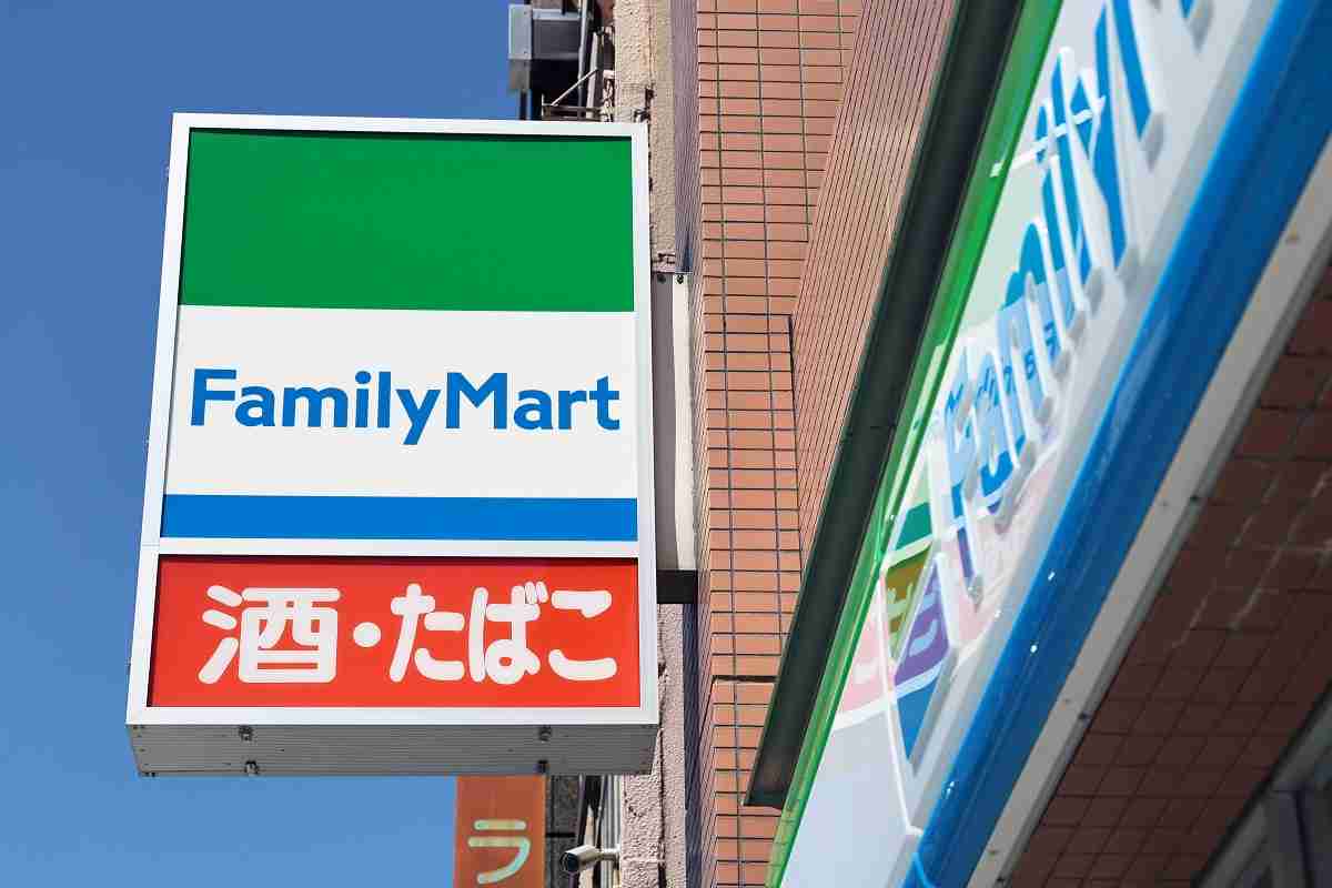 《ファミマがイートイン廃止へ》コンビニ店長が嘆く迷惑客の実態、「何も買わずに充電してスマホ動画を観続ける」「勉強机代わりに延々と居座る」｜NEWSポストセブン