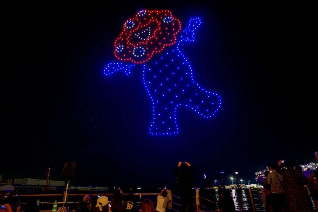 「ミャクミャク」大阪・南港の夜空に 大阪・関西万博 開幕まで半年 ドローンショー