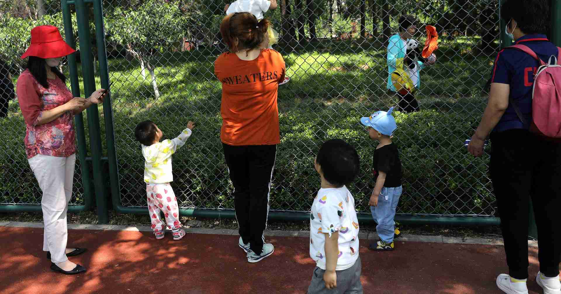 中国、子育て家族支援策発表　人口減少で出産奨励 | ロイター