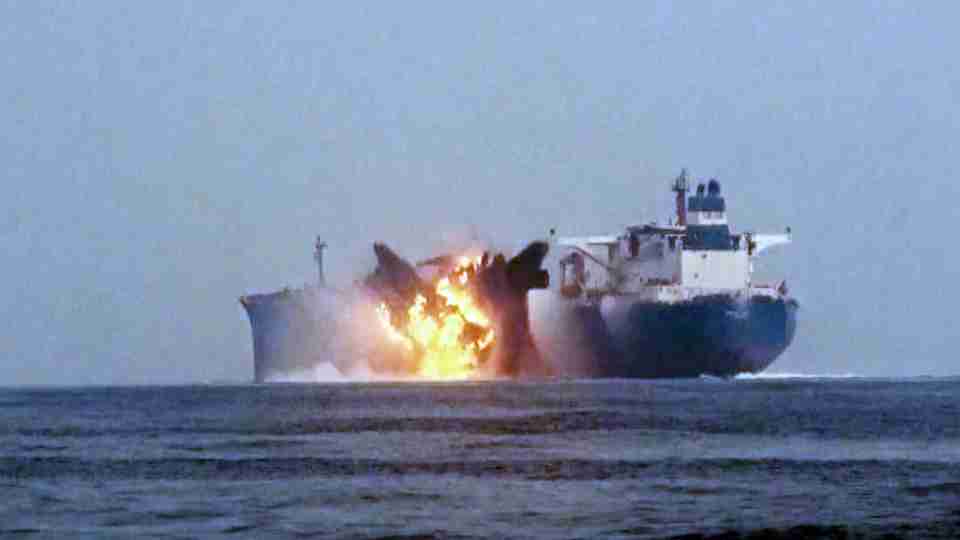 フーシ派が石油タンカー攻撃　自爆型無人艇が側面に激突  （AP通信） - Yahoo!ニュース