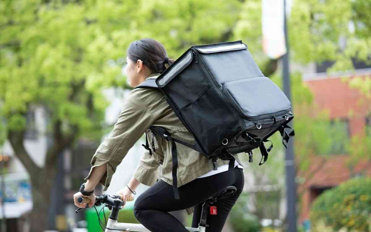 「カレーを頼んだら袋が血まみれ」「気に入った女性利用者をストーカー」…本当にいるヤバすぎるフードデリバリー配達員たち | 文春オンライン
