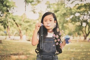 日本では「子供が外を走り回れる」のに、中国では「親が目を離せないワケ」｜ニフティニュース