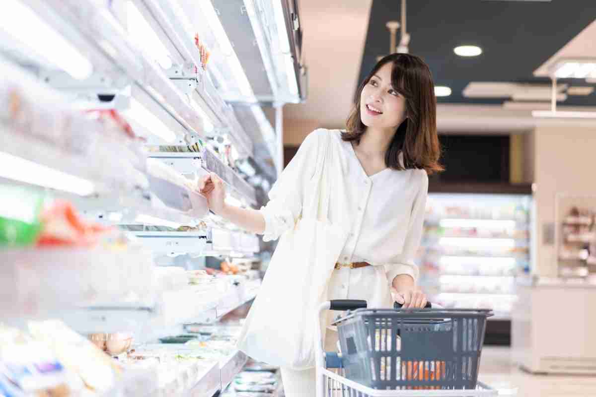 スーパーでカゴに入れたお弁当が、数分後「2割引」に！ 店員さんに「シールを貼ってほしい」と頼むのはNG？“定価のお弁当”をそのまま買うべきなのか解説 | その他家計 | ファイナンシャルフィールド