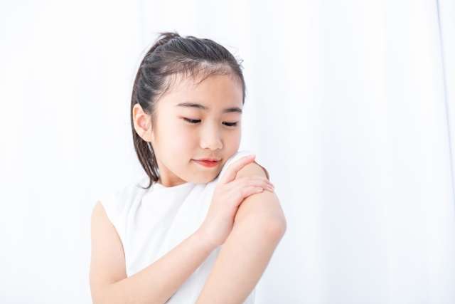 寝ている娘のワキに毛が生えていることに気づいて…子どもの医療脱毛は何歳から？ 親も気になる思春期のムダ毛処理事情を調査