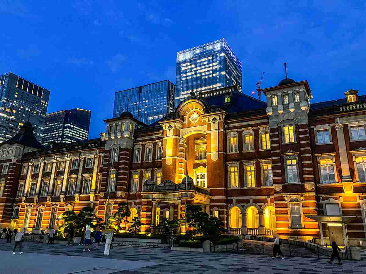 「東京駅」で列をなす花嫁たち…中国人カップルも激増中「ウェディングフォトの聖地」の実態 | デイリー新潮