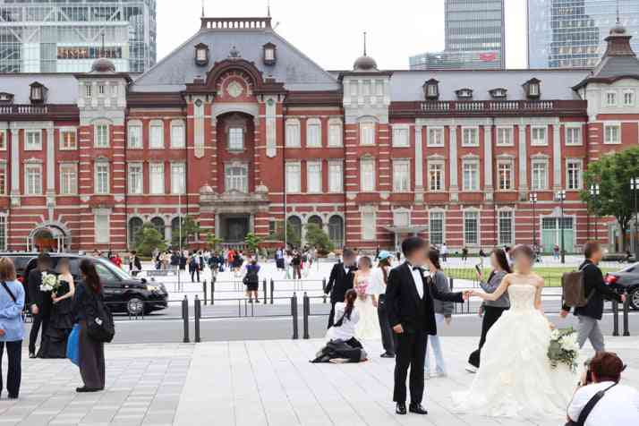 「東京駅」で列をなす花嫁たち…中国人カップルも激増中「ウェディングフォトの聖地」の実態