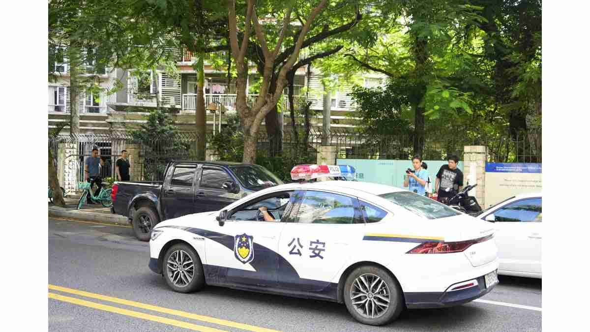中国の校門前で小学生ら３人刺される、不満のはけ口に子供狙ったか…日本総領事館が注意喚起 : 読売新聞