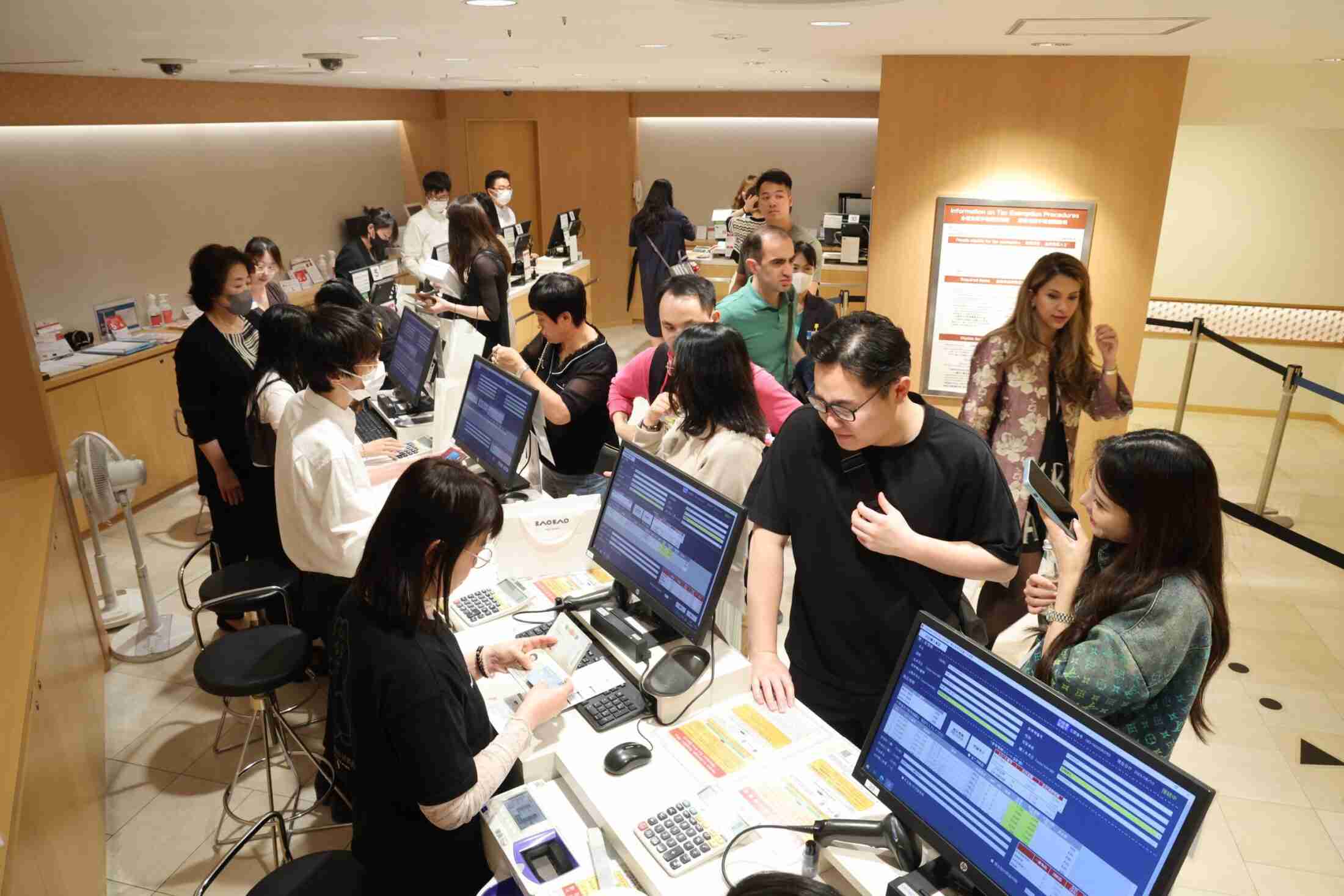 「800万円のバーキンを転売して100万円ボロ儲け」免税を悪用する中国人転売グループの手口（週刊SPA!） - Yahoo!ニュース