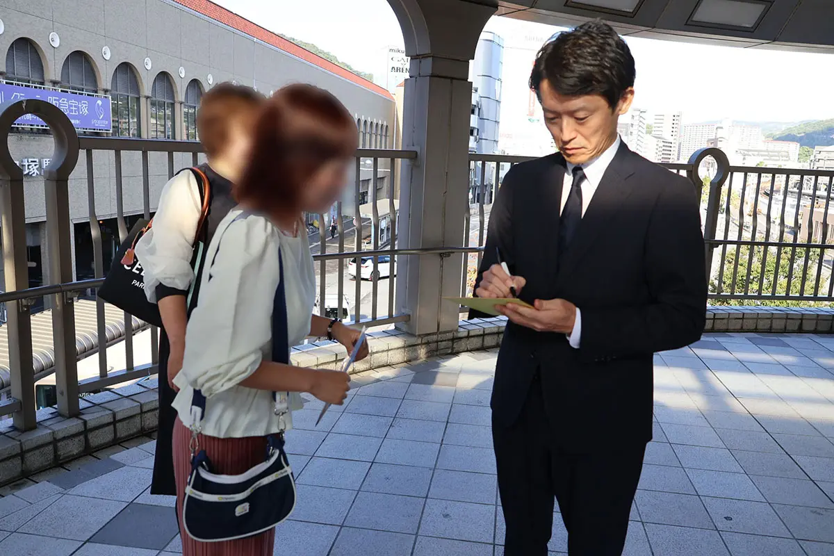 斎藤元彦前知事　サイン求める主婦から女子高生まで…街頭演説に殺到する“斎藤ガールズ”が明かした「応援する理由」