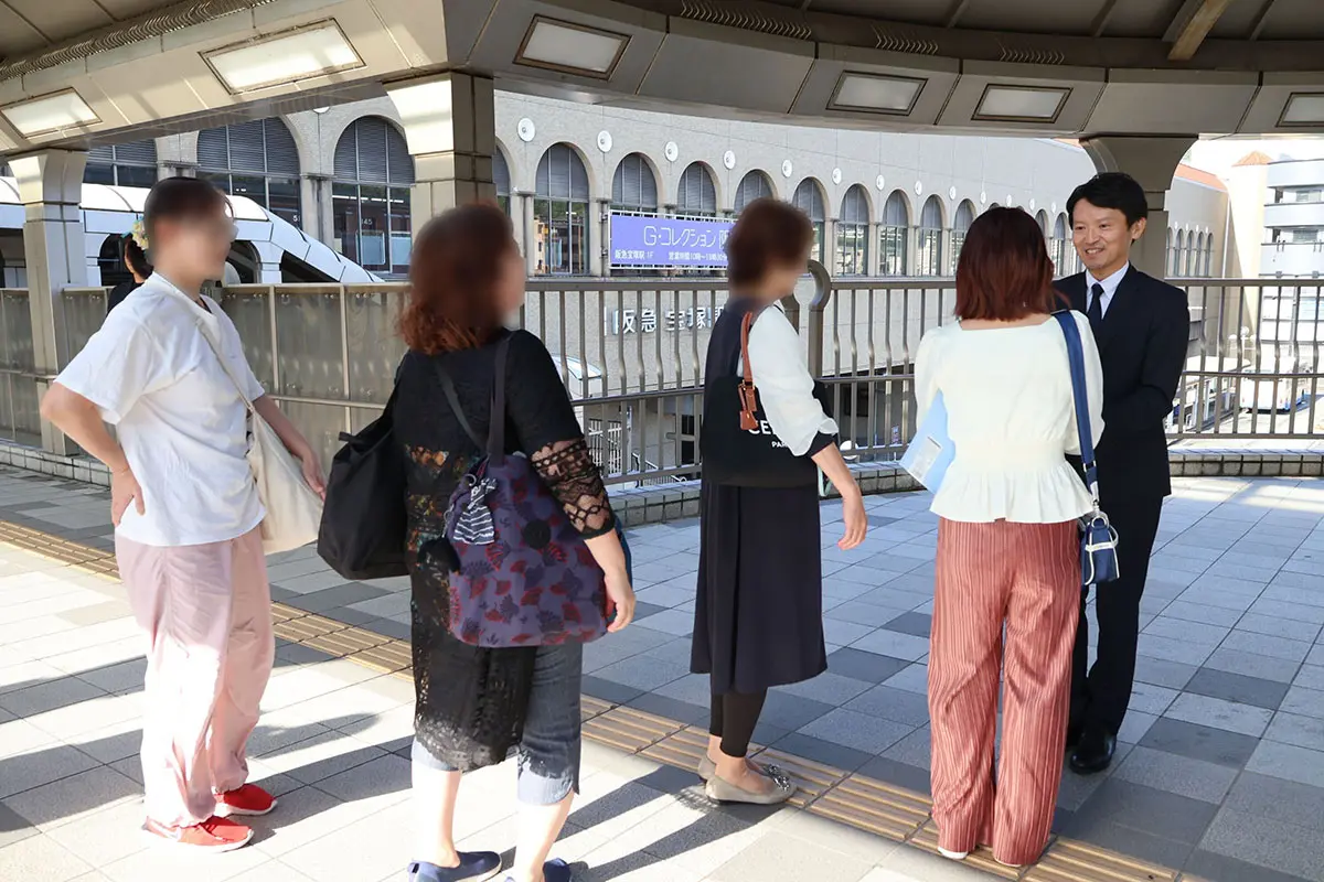 斎藤元彦前知事　サイン求める主婦から女子高生まで…街頭演説に殺到する“斎藤ガールズ”が明かした「応援する理由」