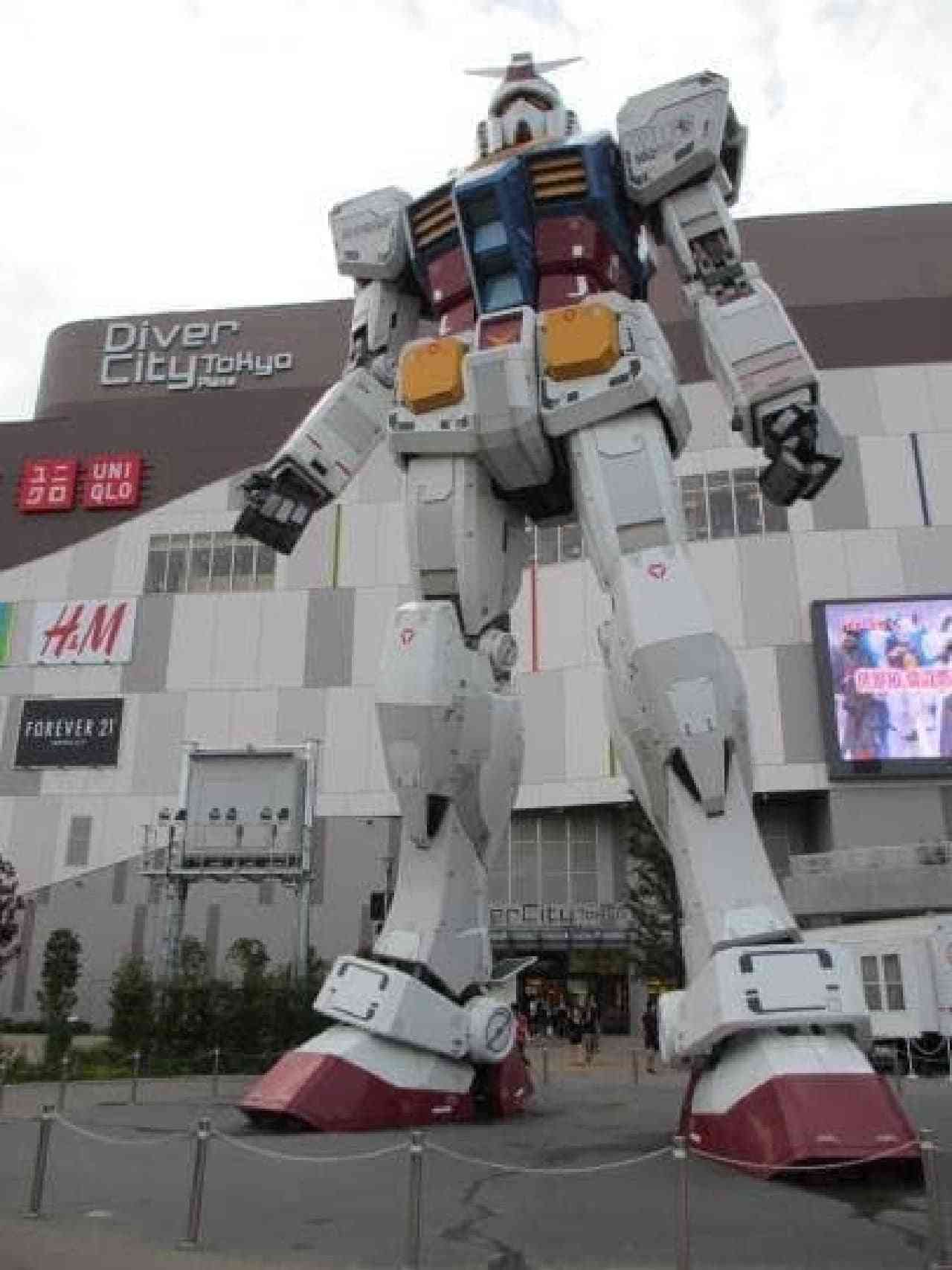 「ふざけてんの?」「原作へのリスペクトが皆無」“実物大”ガンダム、万博会場にお目見えも「謎ポーズ」にツッコミ殺到